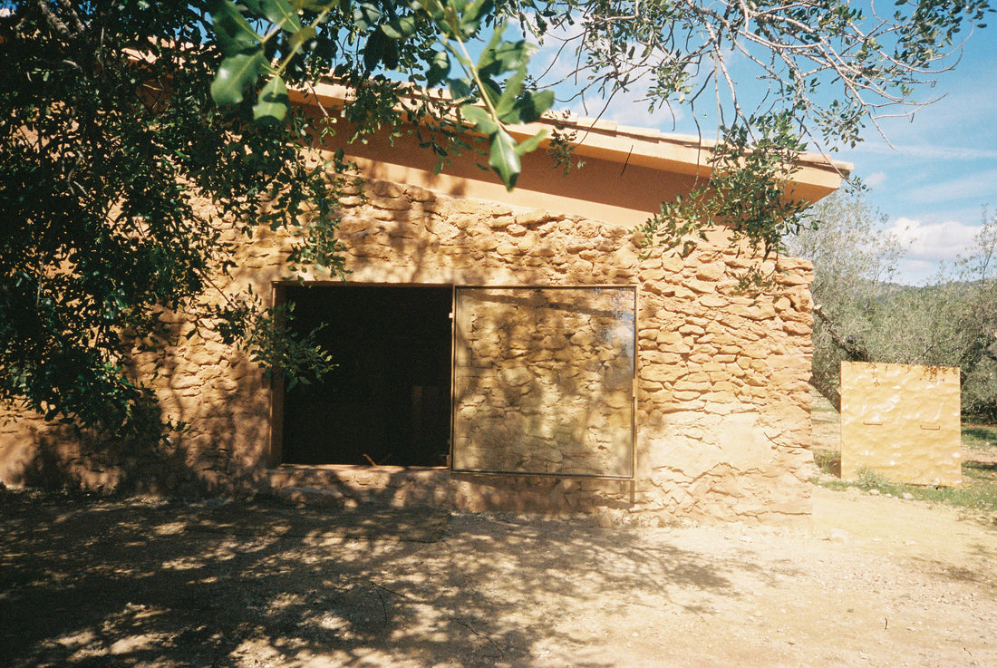 Casa Lurra: a human shelter in an olive grove